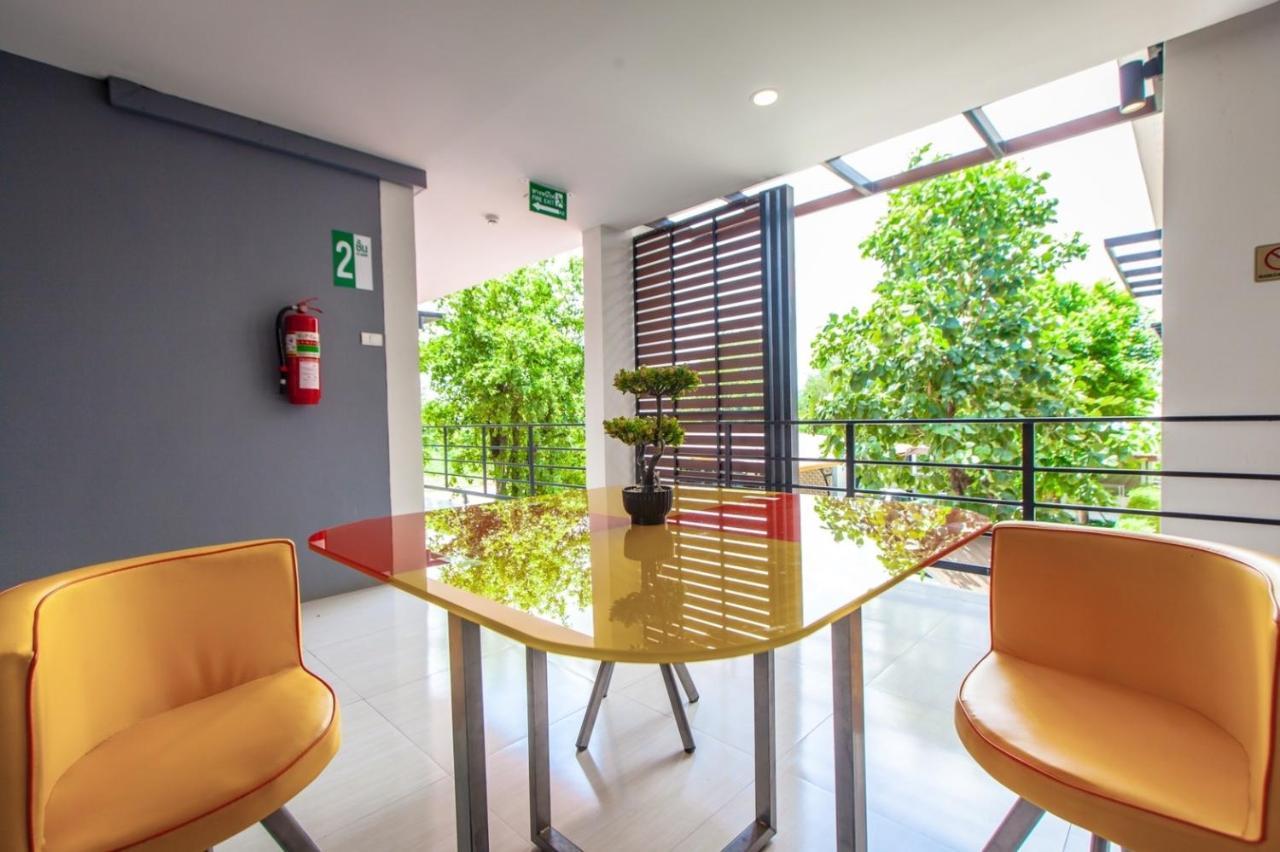 Barista Hotel Утрадит Екстериор снимка